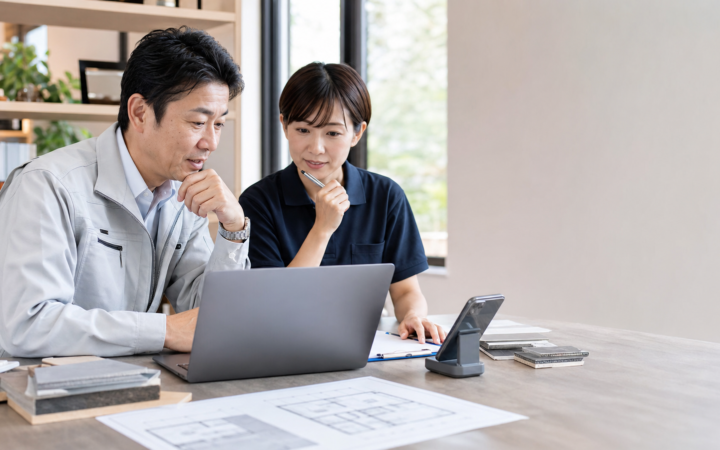 リフォーム会社 顧客対応 AIを使って問い合わせ状況を確認する経営者とスタッフ
